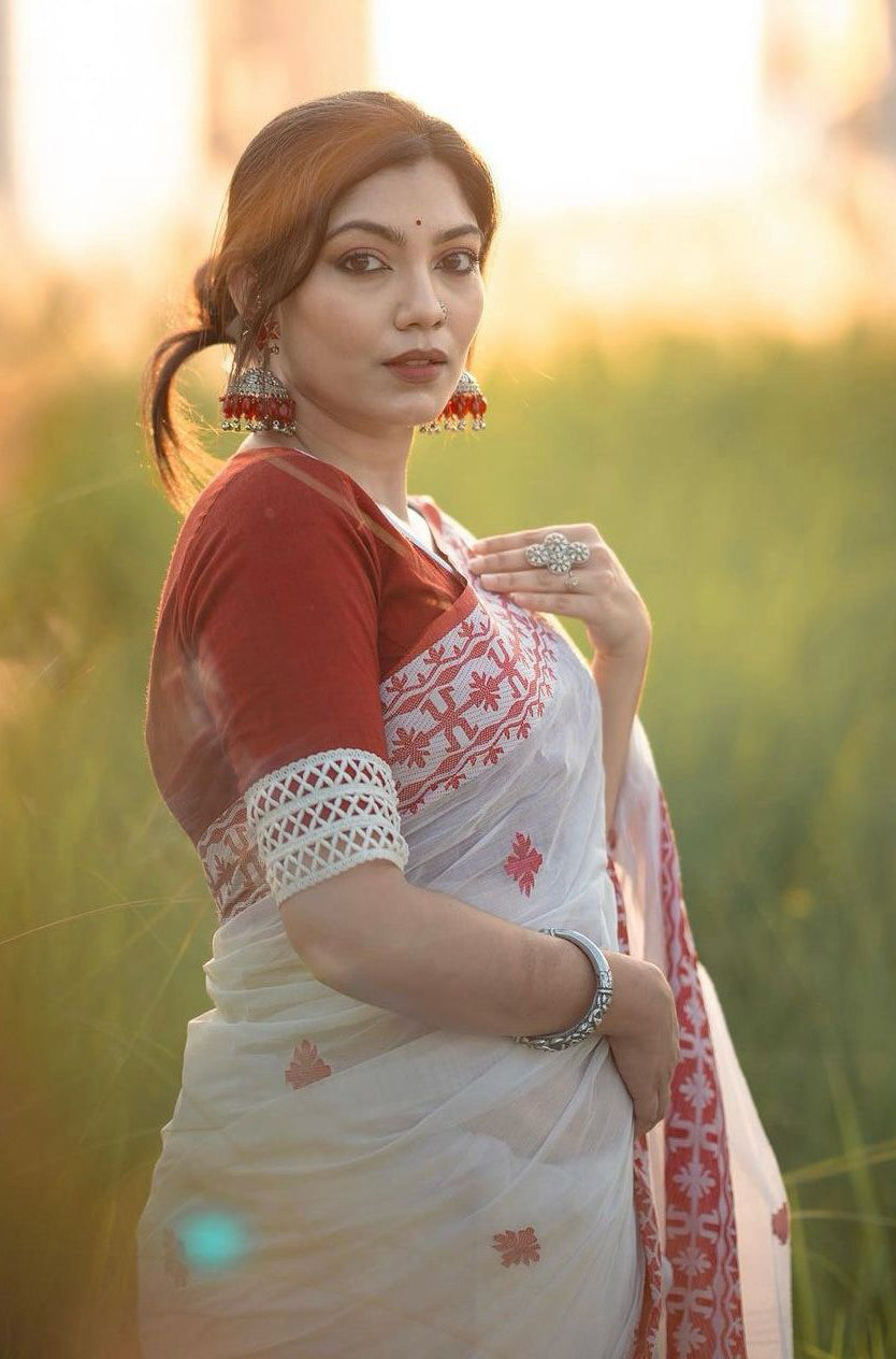 Beleaguer White Cotton Silk Saree With Moiety Blouse Piece - Surats Fabric