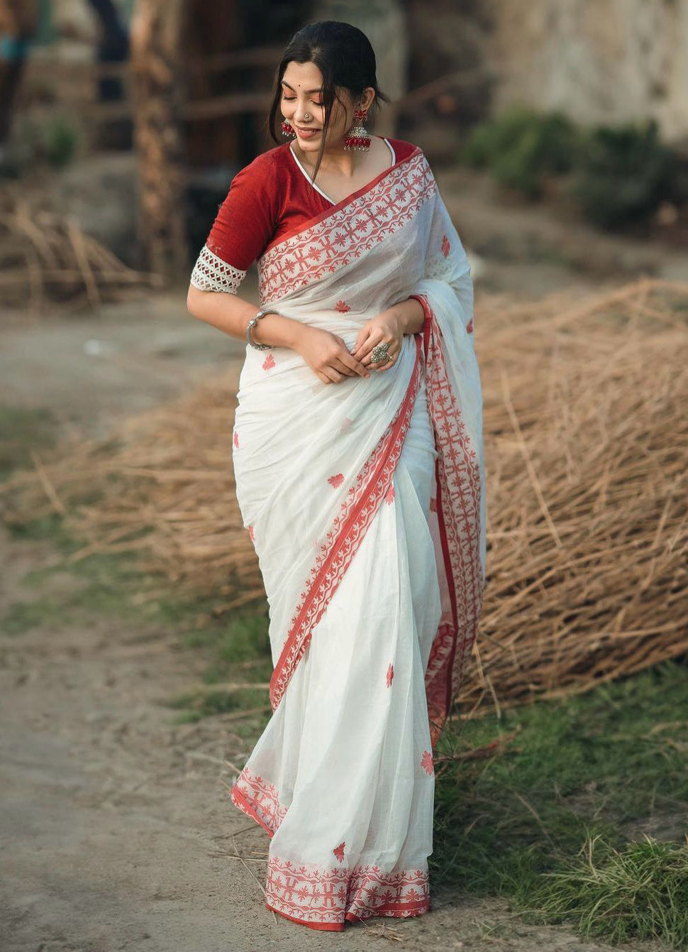 Beleaguer White Cotton Silk Saree With Moiety Blouse Piece - Surats Fabric