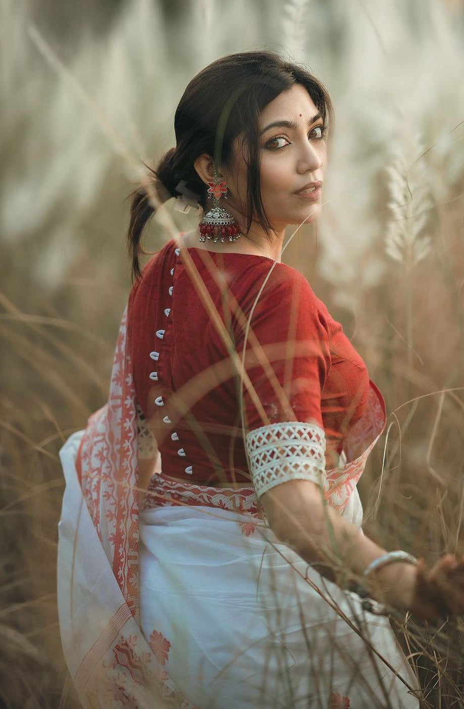 Beleaguer White Cotton Silk Saree With Moiety Blouse Piece - Surats Fabric